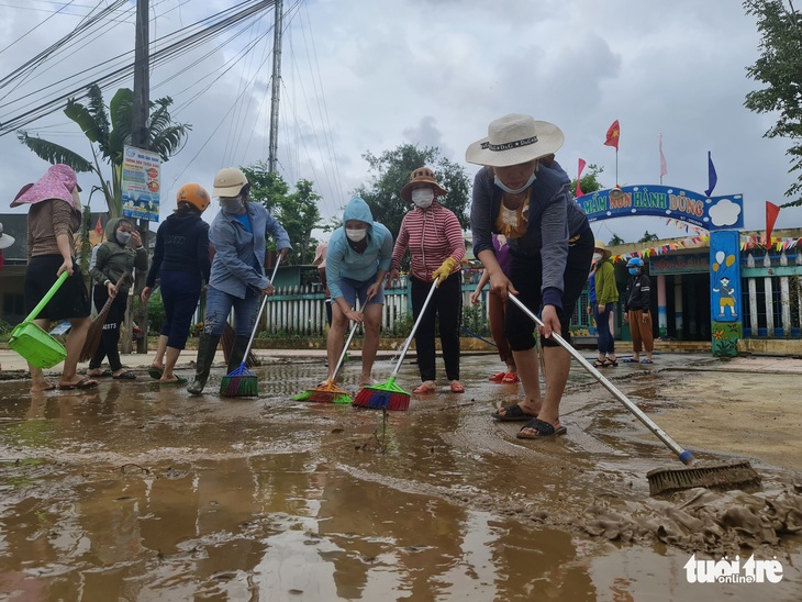 Rốn lũ Hành Dũng dọn dẹp bùn non ổn định cuộc sống - Ảnh 1.