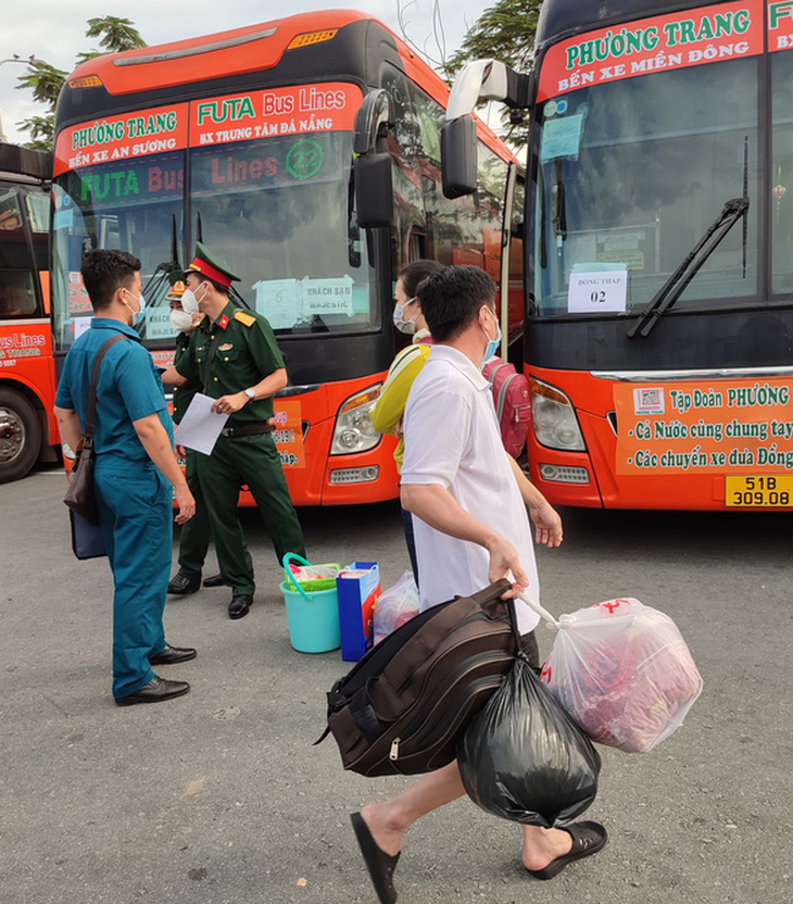 Phương Trang cùng lúc đưa dân 8 tỉnh về quê từ TP.HCM - Ảnh 5.