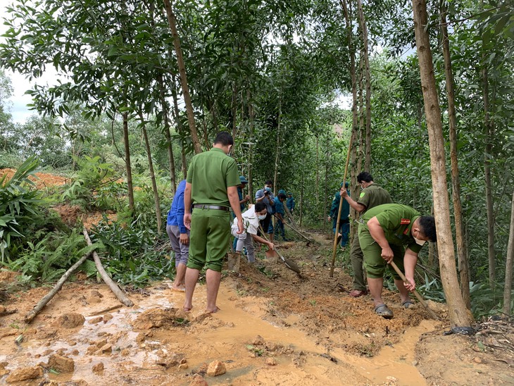 Lốc xoáy trong mưa làm tốc mái hàng chục nhà dân - Ảnh 3.