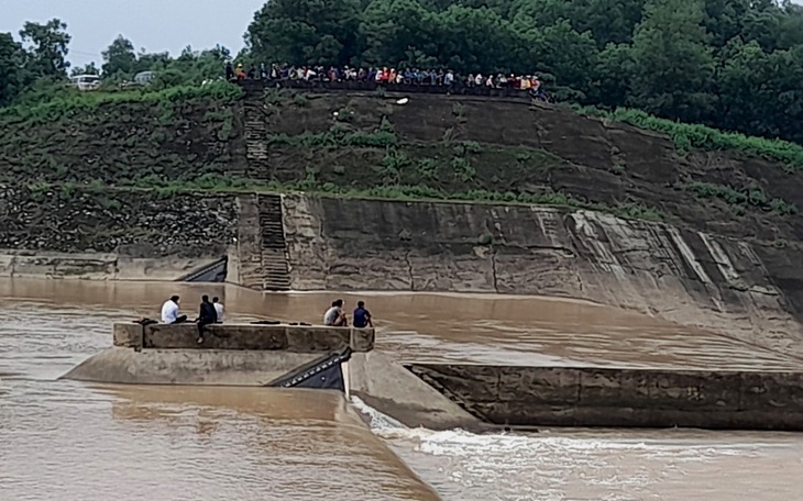 Không mặc áo phao khi lên tàu và gặp nạn, phó giám đốc sở nói gì?