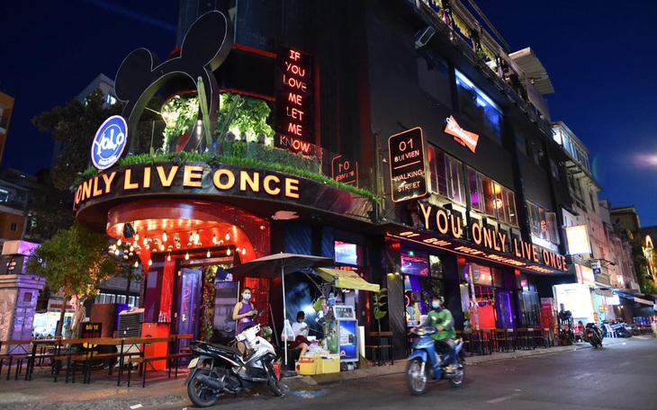 Sở Y tế TP.HCM đề xuất điều kiện mở vũ trường, karaoke, quán bar, bán hàng rong...