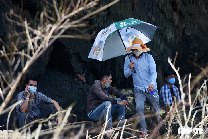 Người dân tranh nhau quăng chài, thả lưới bắt cá khủng dưới chân đập thủy điện Trị An - Ảnh 10.