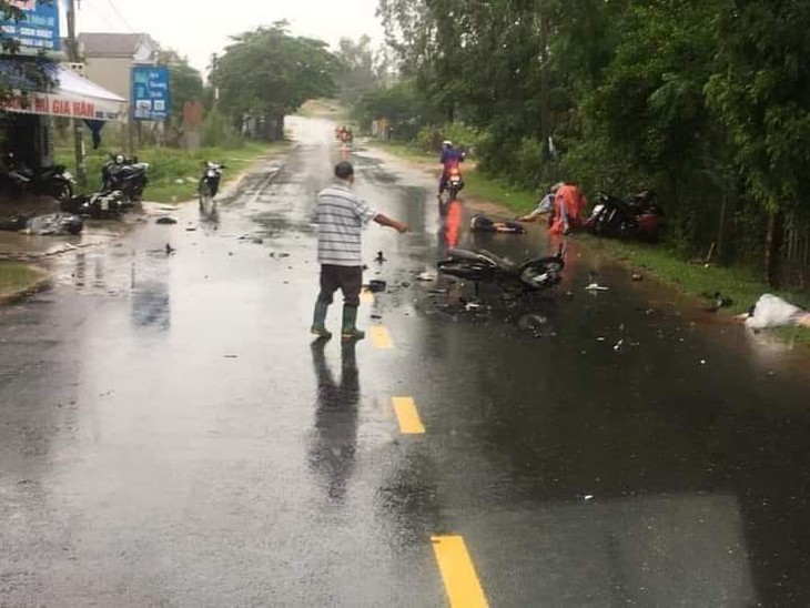 3 xe máy tông nhau, 3 người chết, 2 người bị thương - Ảnh 1. 3 xe máy tông nhau, 3 người chết, 2 người bị thương - Ảnh 1.