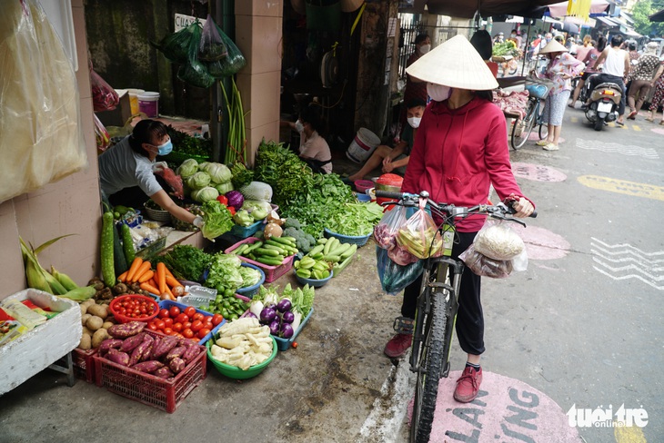 Chợ kẻ vạch phân luồng, người dân vẫn không để mắt đến - Ảnh 5.