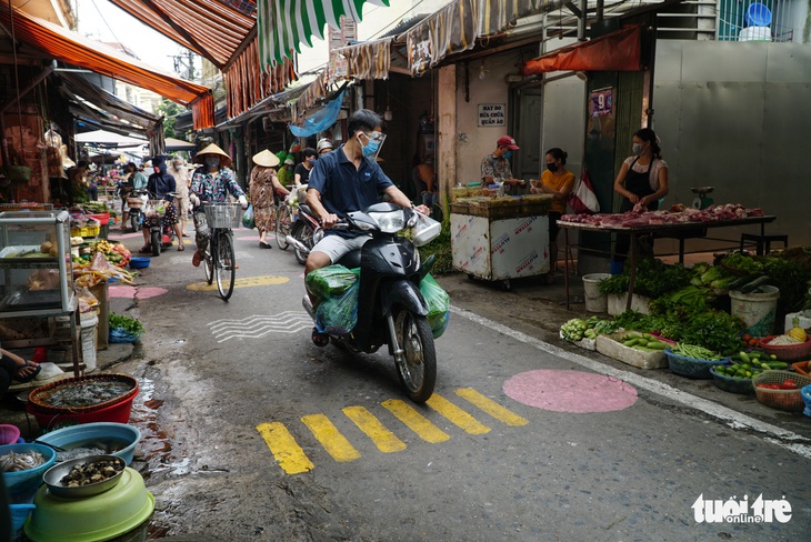 Chợ kẻ vạch phân luồng, người dân vẫn không để mắt đến - Ảnh 2.