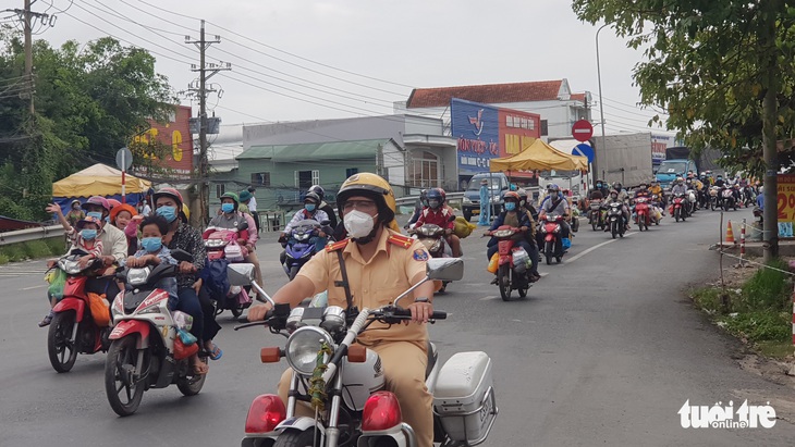 Cảnh sát cùng doanh nghiệp tổ chức xe, dẫn đường, cơm nước đưa bà con về tận huyện - Ảnh 3.