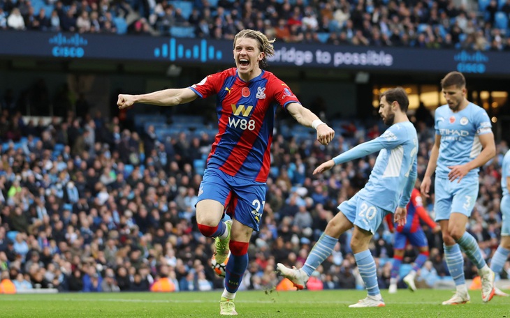 Crystal Palace quật ngã Man City, Liverpool bị Brighton cầm chân dù dẫn trước 2-0