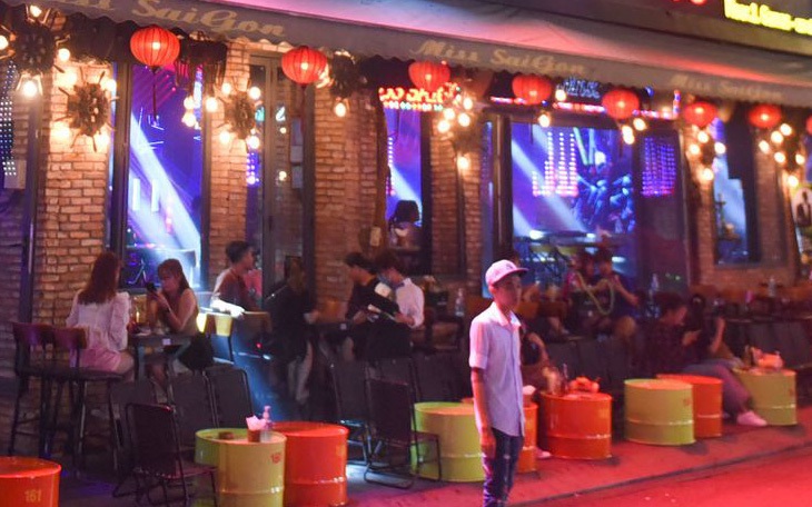 Quảng Nam cho mở lại bar, karaoke, massage ở vùng xanh, vàng