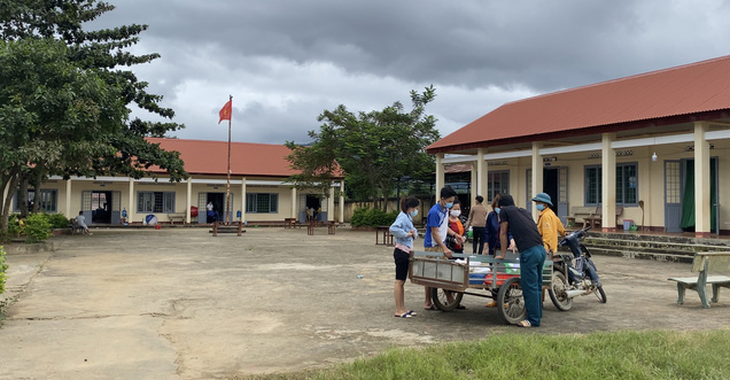 Hai học sinh tiểu học test nhanh dương tính, phong tỏa tại chỗ toàn trường - Ảnh 2.