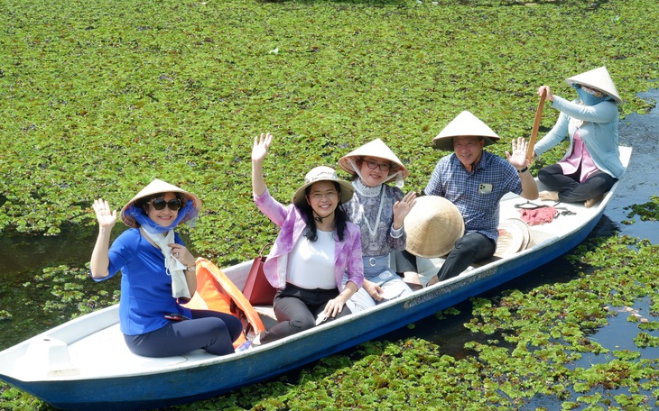 Phó chủ tịch TP.HCM ấn tượng khi được chủ tịch Long An đưa xuồng tham quan 