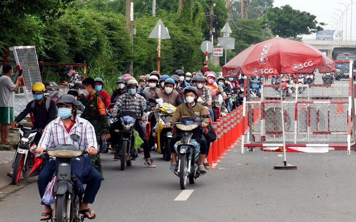 Đi lại giữa các tỉnh thành: TP.HCM hỏi, các tỉnh xin sớm trả lời!