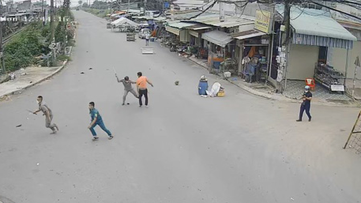 Vụ dân quân, dân phòng đánh dân ở Đồng Nai: Đưa đồ vào chốt, xảy ra ném đá, đánh nhau - Ảnh 1.