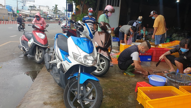 Mua bán quanh chợ đầu mối vẫn nhộn nhịp, tiểu thương chưa mặn mà với mở chợ truyền thống - Ảnh 5.