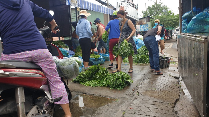 Mua bán quanh chợ đầu mối vẫn nhộn nhịp, tiểu thương chưa mặn mà với mở chợ truyền thống - Ảnh 6.