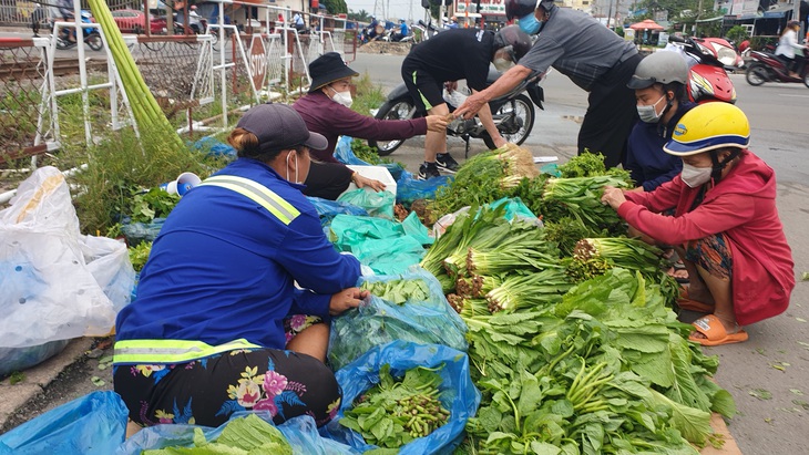 Mua bán quanh chợ đầu mối vẫn nhộn nhịp, tiểu thương chưa mặn mà với mở chợ truyền thống - Ảnh 7.