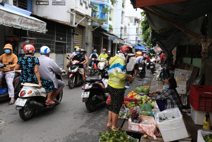 Mua bán quanh chợ đầu mối vẫn nhộn nhịp, tiểu thương chưa mặn mà với mở chợ truyền thống - Ảnh 8.