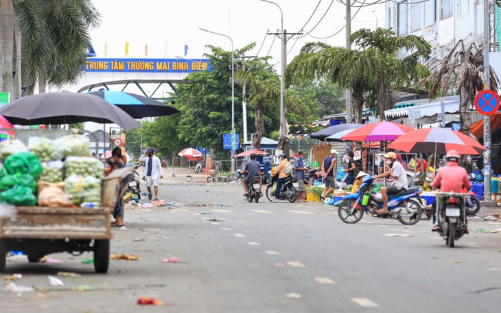 Mua bán quanh chợ đầu mối vẫn nhộn nhịp, tiểu thương chưa mặn mà với mở chợ truyền thống