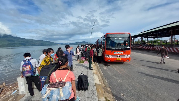 Người miền Trung giúp bà con trở về quê trong mưa - Ảnh 2.