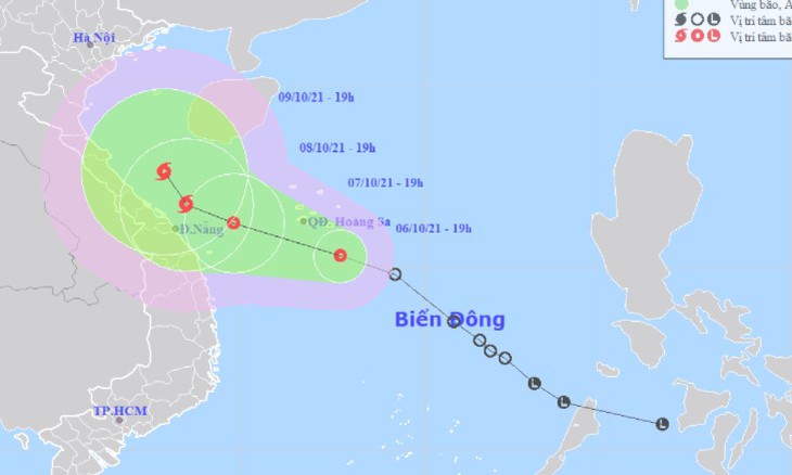 Áp thấp nhiệt đới áp sát Hoàng Sa, miền Trung có nơi mưa trên 600mm/đợt - Ảnh 1.