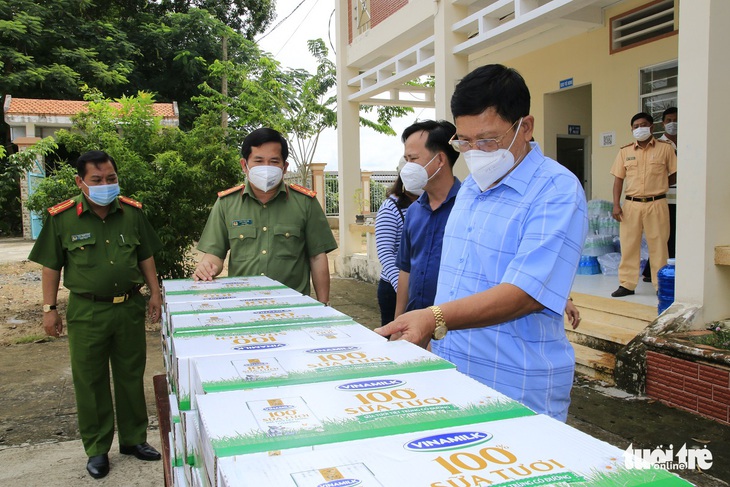 Đại tá Đinh Văn Nơi yêu cầu công an các xã chuyển nhanh gạo, sữa, thuốc cho người dân về quê - Ảnh 1.