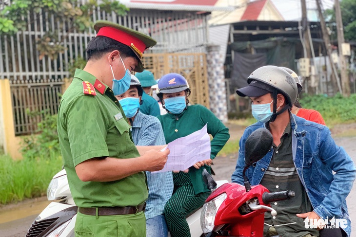 Đồng Nai bãi bỏ giấy đi đường cho công nhân đi làm việc - Ảnh 1.