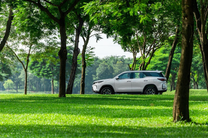 Bán ra hơn một năm, vì sao Toyota Fortuner Legender vẫn hút khách? - Ảnh 1.