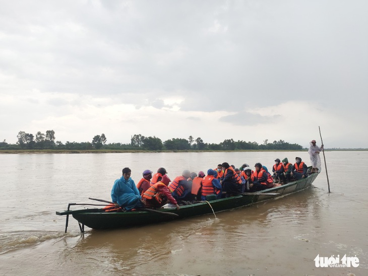 Miền Trung mưa lớn, nước sông dâng cao, nhiều nơi bị ngập - Ảnh 3.