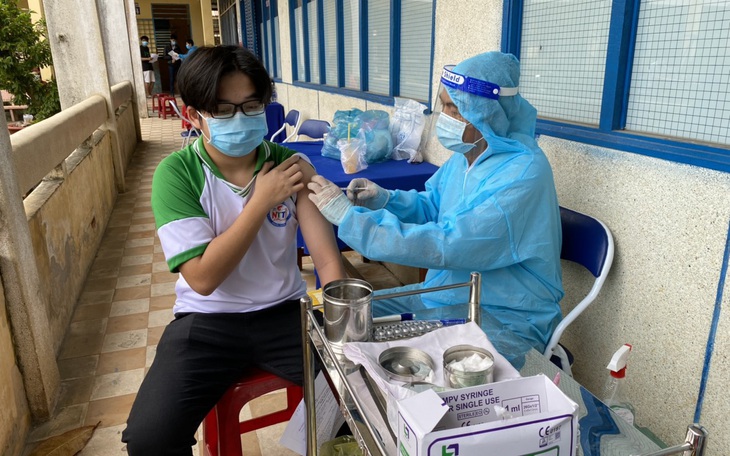 An Giang bắt đầu tiêm vắc xin COVID-19 cho học sinh lớp 12 và 11