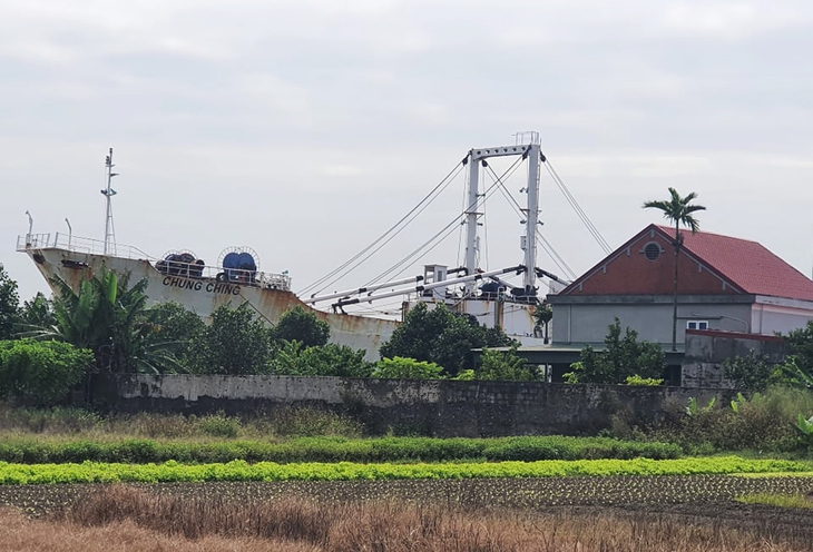 Tàu biển nước ngoài to đùng lẳng lặng vào trong sông ở Hải Phòng - Ảnh 2.