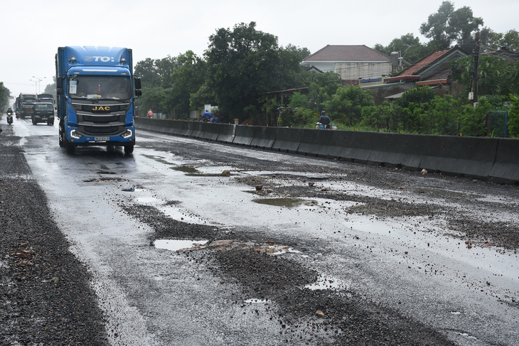 Phó chủ nhiệm ủy ban kiểm tra thị ủy chết nghi do xe sụp ổ gà, trách nhiệm thuộc về ai? - Ảnh 2.