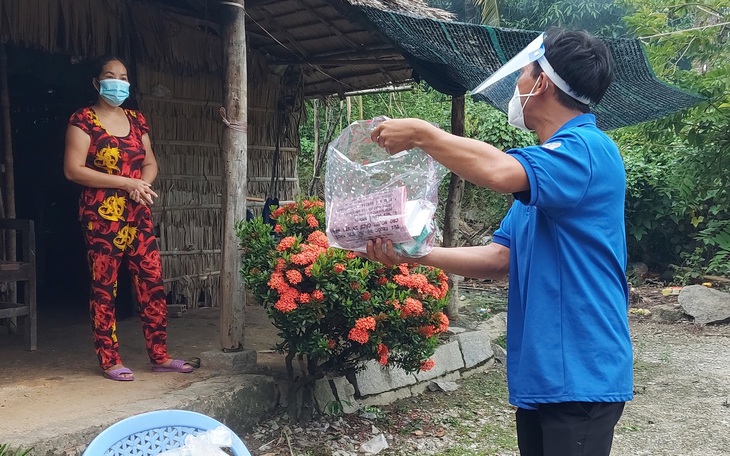 Chàng trai chia sẻ túi thuốc yêu thương cho bà con nghèo ở phum sóc