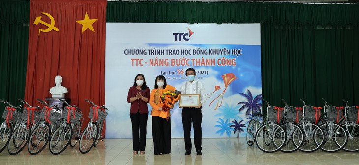 Trao học bổng khuyến học “TTC - Nâng bước thành công” lần thứ 36 - Ảnh 1.