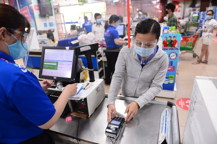 Ngân hàng bắt tay với sàn, ai lợi? - Ảnh 1.