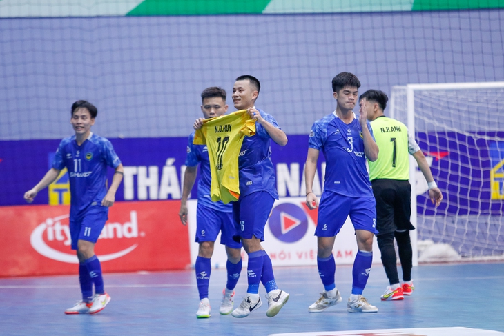 Đội dẫn đầu Giải futsal VĐQG 2021 có 9 thành viên dương tính với COVID-19 - Ảnh 1.