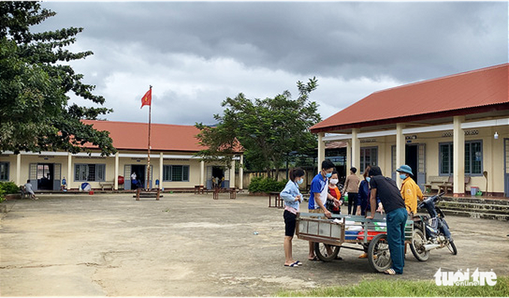 Cận cảnh các em học sinh tiểu học ăn ngủ, sinh hoạt trong khu cách ly tại trường - Ảnh 1.