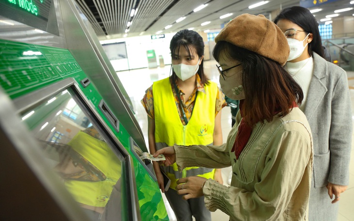 Ngày đầu metro Cát Linh - Hà Đông bán vé: Dân nói 