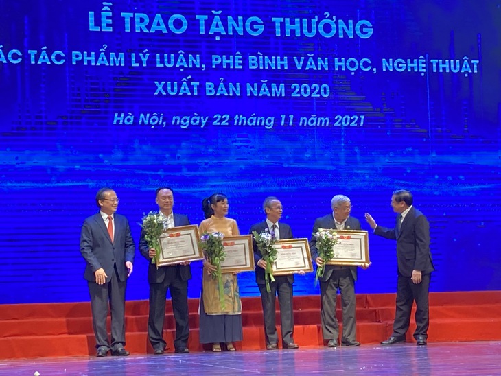 Nhà thơ Hữu Thỉnh được tặng thưởng mức A của Ban Bí thư Trung ương Đảng - Ảnh 2.