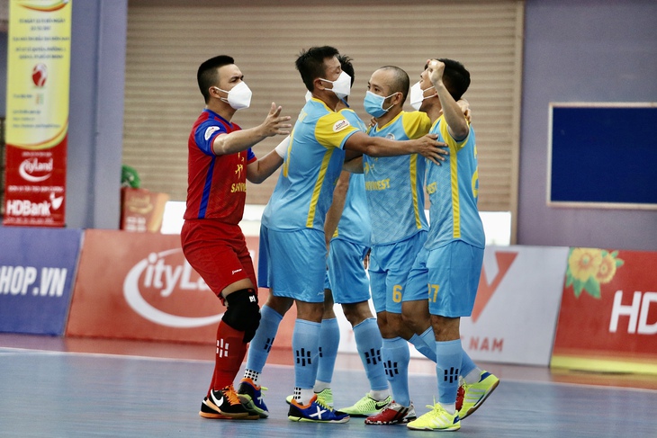 Cầu thủ futsal Khánh Hòa đeo khẩu trang thi đấu với Sahako - Ảnh 2.