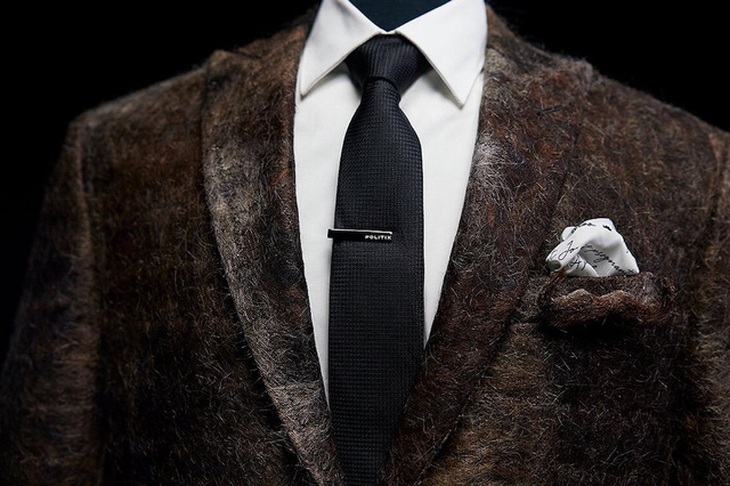 Bộ vest độc đáo được làm từ... ria mép - Ảnh 1. Bộ vest độc đáo được làm từ... ria mép - Ảnh 1.