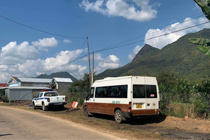 Vụ ôtô rơi cửa khiến học sinh văng ra: Tài xế chưa có bằng phù hợp, chở quá số người quy định - Ảnh 1.