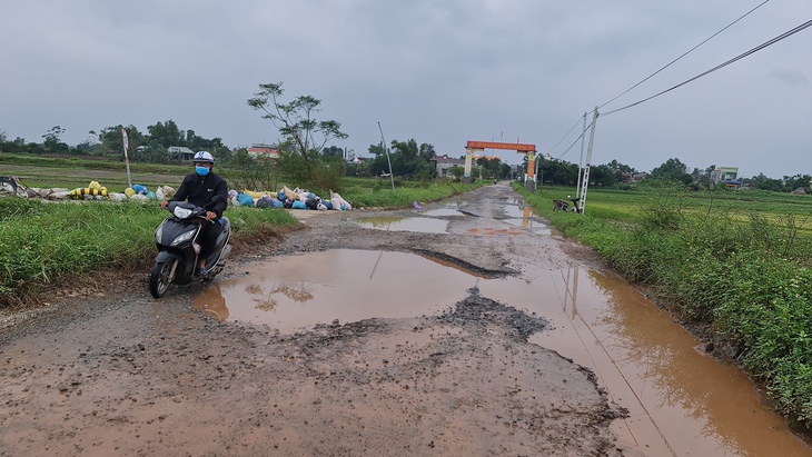 Mượn đường thi công cao tốc Đà Nẵng - Quảng Ngãi, đường nát mà không chịu sửa - Ảnh 10.