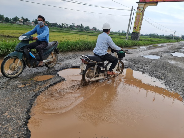 Mượn đường thi công cao tốc Đà Nẵng - Quảng Ngãi, đường nát mà không chịu sửa - Ảnh 6.