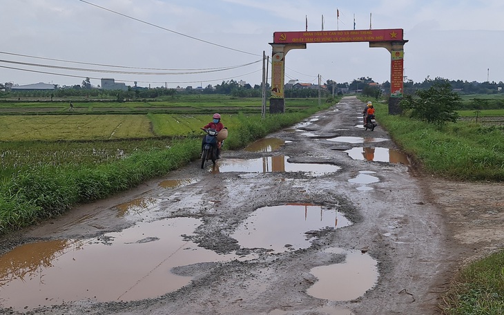 Mượn đường thi công cao tốc Đà Nẵng - Quảng Ngãi, đường nát mà không chịu sửa