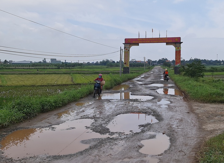 Mượn đường thi công cao tốc Đà Nẵng - Quảng Ngãi, đường nát mà không chịu sửa - Ảnh 1.