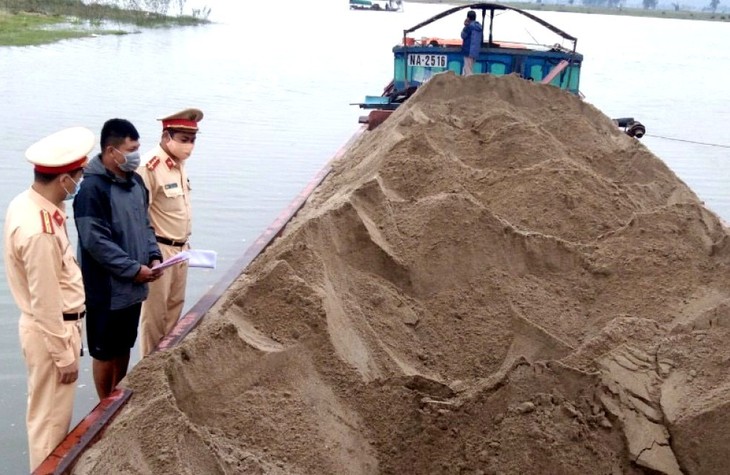 Khai thác cát trái phép lại hoành hành trên sông La - Ảnh 1.