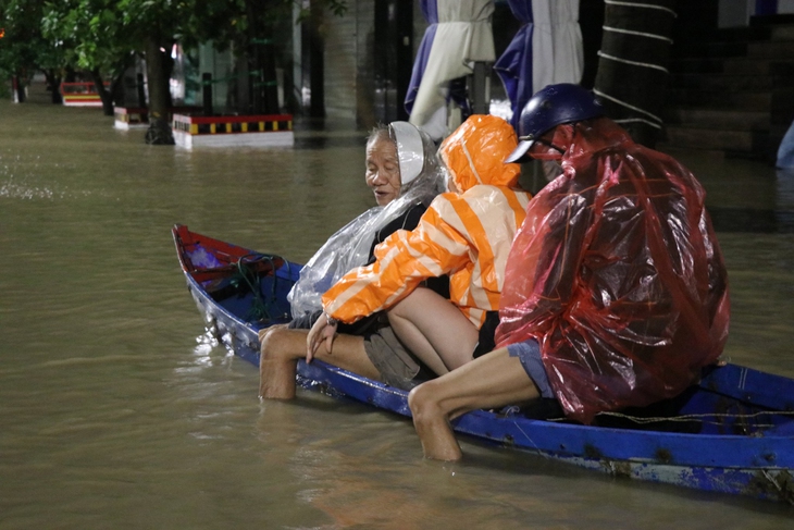 Thủ tướng Phạm Minh Chính: Sơ tán khẩn cấp người dân ra khỏi vùng ngập sâu - Ảnh 1.