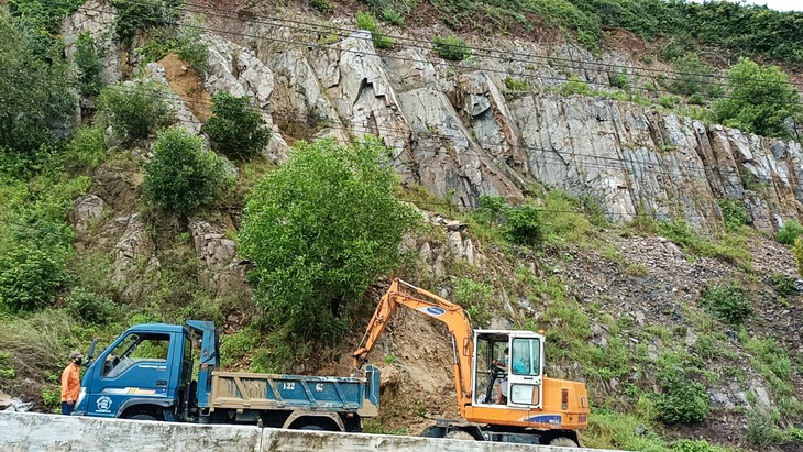 Đá rơi gây ách tắc một bên đoạn đường từ Cam Ranh về Nha Trang - Ảnh 6.