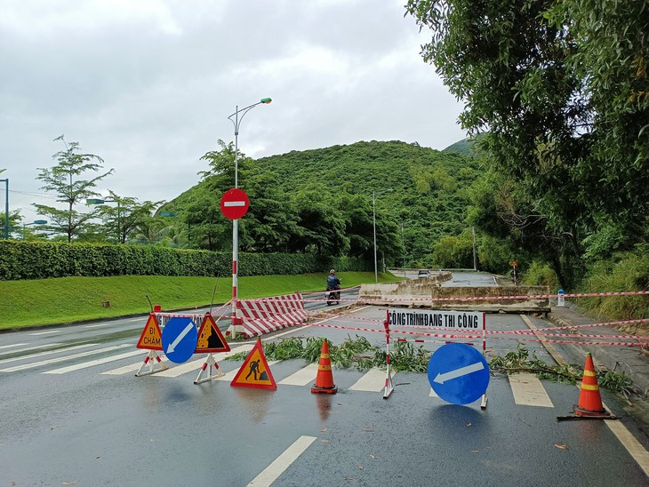 Đá rơi gây ách tắc một bên đoạn đường từ Cam Ranh về Nha Trang - Ảnh 3.