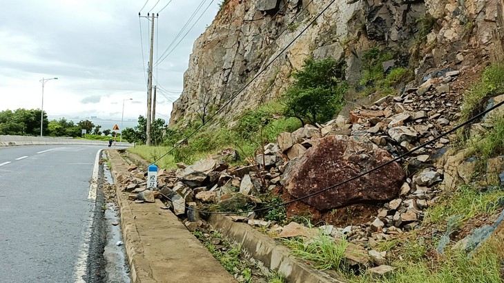 Đá rơi gây ách tắc một bên đoạn đường từ Cam Ranh về Nha Trang - Ảnh 5.