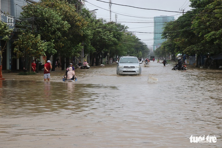 TP Tuy Hòa ngập lụt, dân chạy lũ bằng xuồng trên đường phố trong đêm - Ảnh 2.